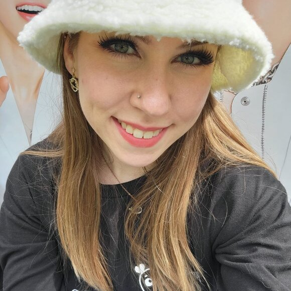 Meet your Posher, Nikki - Picture 1 of 2